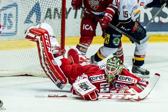 Modos målvakt Linus Ullmark räddar ett skott