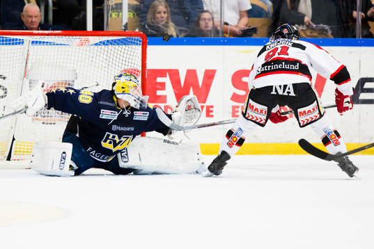 s målvakt Erik Ersberg räddar friläge från Örebros
