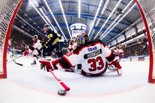 s Lawrence Pilut gör 2-2 mot Örebros målvakt Julius