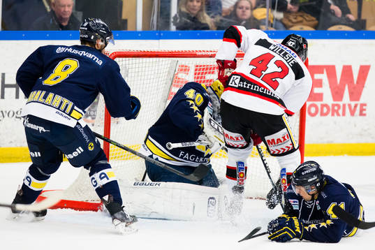 s Jere Karalahti, målvakt Erik Ersberg och Chris Campoli