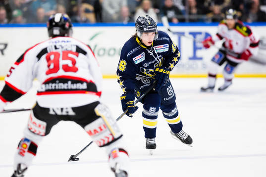 s Filip Sandberg (i) med pucken