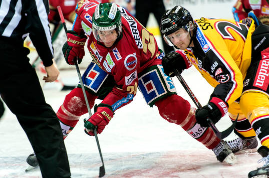 Frölundas  Joel Lundqvist och Luleås Lucas Wallmark