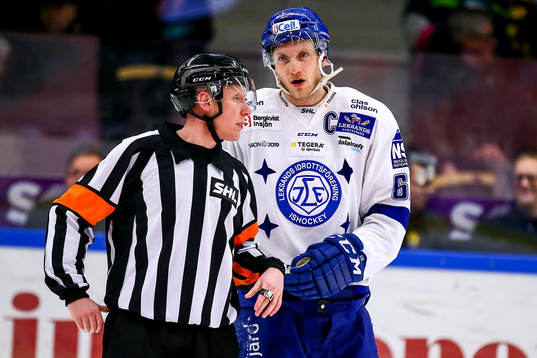 Leksands  Johan Ryno pratar med domaren Marcus LInde