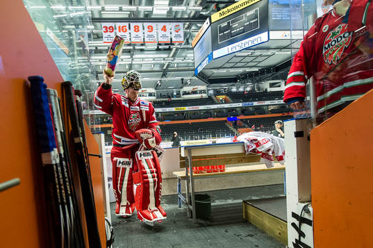 Modos målvakt Linus Ullmark  är nöjd med fansen
