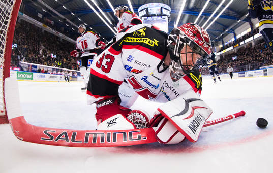 Örebros målvakt Julius Hudacek deppar