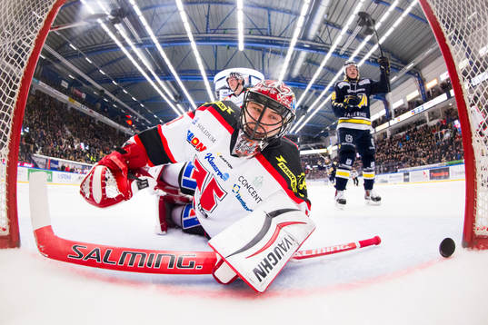 Örebros målvakt Julius Hudacek släpper in mål till 2-2,