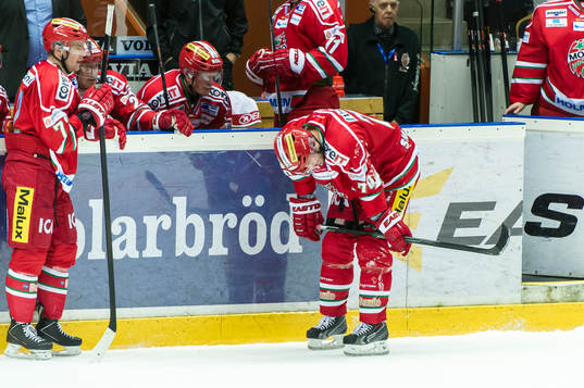 Modos Radek Smolenak får en klubba i ansiktet