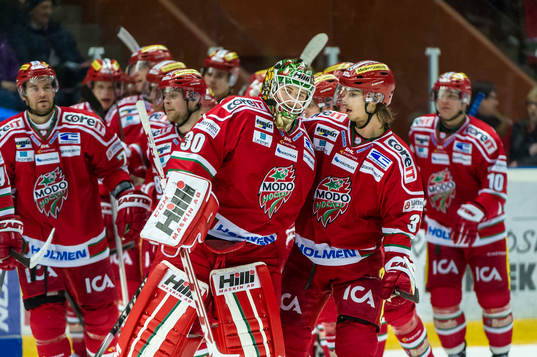 Modos Gustav Possler och målvakt Linus Ullmark är glada