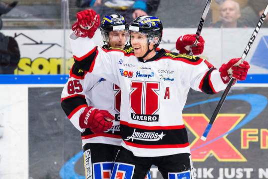 Örebros Kalle Olsson och Brian Willsie jublar