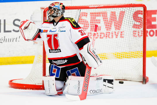 Örebros målvakt Julius Hudacek släpper in mål