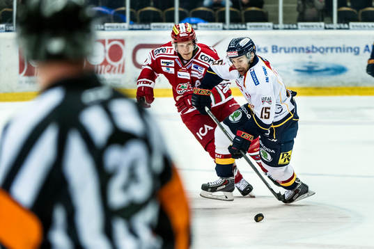 Djurgårdens Steve Saviano kämpar om pucken mot Modos