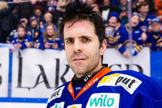 Växjös Cory Murphy framför fansen