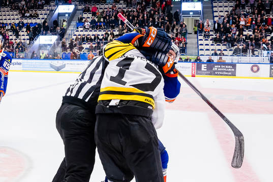Gruff mellan Brynäs Pathrik Westerholm och Växjös Ville