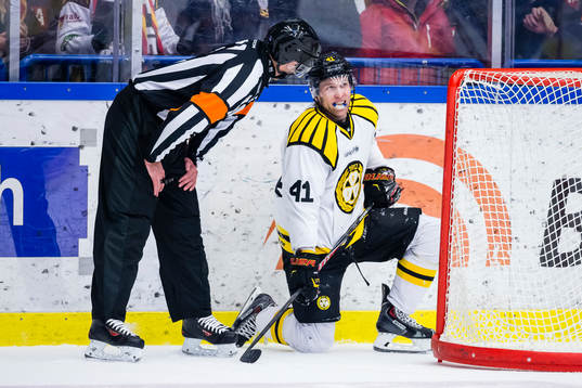 Brynäs Greg Scott faller i ett frilägger och kraschar in