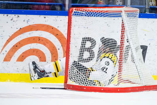 Brynäs Greg Scott faller i ett frilägger och kraschar in