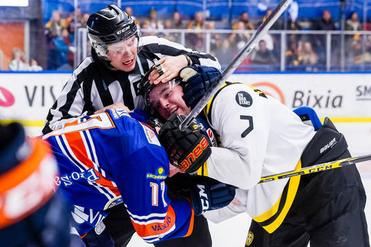 Gruff mellan Växjös Alexander Johansson och Brynäs