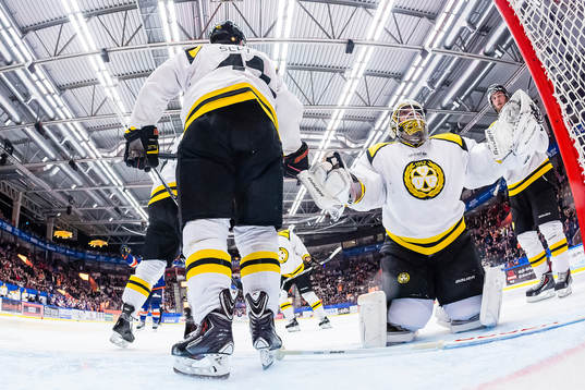 Brynäs målvakt Bernhard Starkbaum deppar