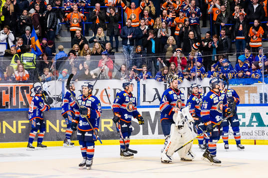 Växjös spelare firar framför fansen
