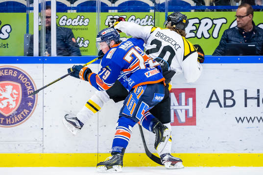 Växjös Patrik Lundh tackar Brynäs Adam Brodecki