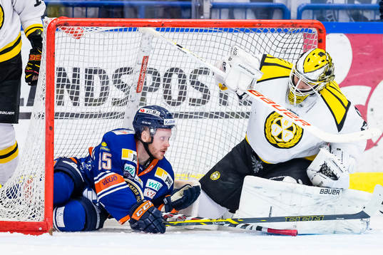 Växjös Liam Reddox kraschar in i Brynäs målvakt