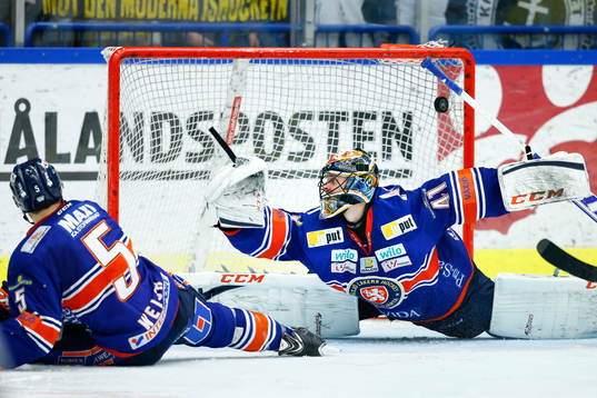Brynäs Greg Scott (ej i bild) gör 2-2 bakom Växjös