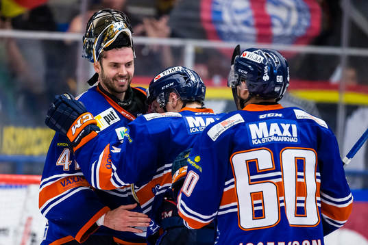 Växjös målvakt Cristopher Nihlstorp firas
