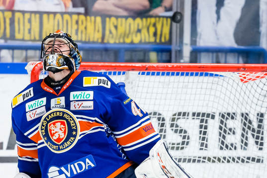 Växjös målvakt Cristopher Nihlstorp nickar bort pucken
