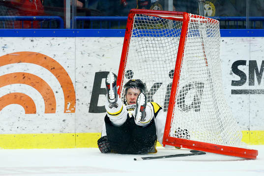 Brynäs Greg Scott kraschar in i Växjös målbur