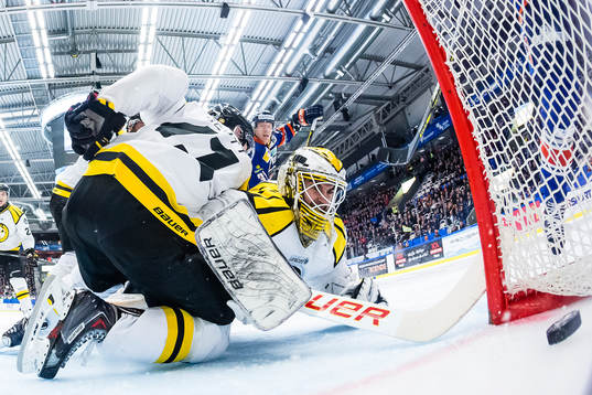 Växjös Robert Rosén (ej i bild) gör 3-2 målet bakom