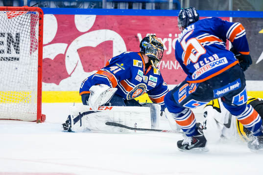 Brynäs Greg Scott faller i ett frilägger och kraschar in