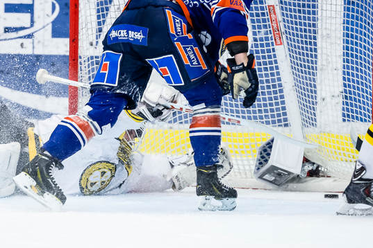 Växjös Liam Reddox gör 1-0 målet bakom Brynäs målvakt