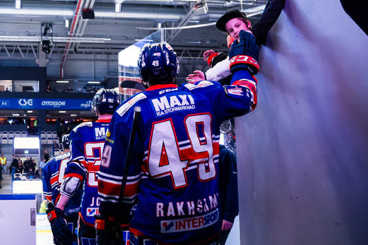 Växjös Rhett Rakhshani på väg ut till andra perioden