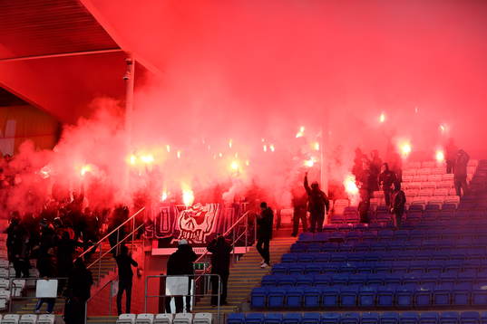 Djurgårdens supportrar tänder bengaler