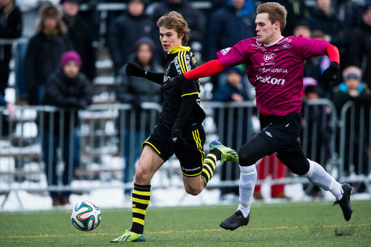 s Sam Lundholm i kamp om bollen med Lahtis  Markus Joenmäki