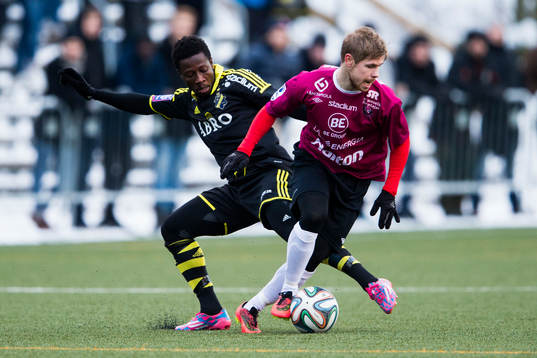 s Ebenezer Ofori i kamp om bollen med Lahtis  Aleksi