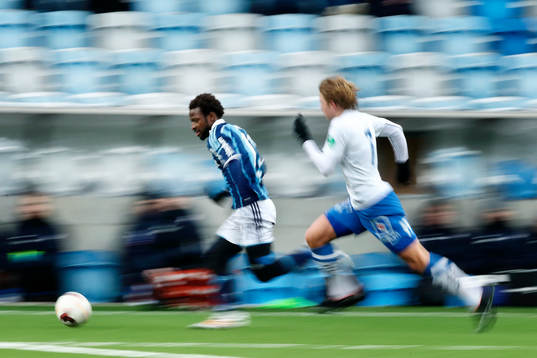 Djurgårdens Amadou Jawo jagas av Norrköpings Alexander