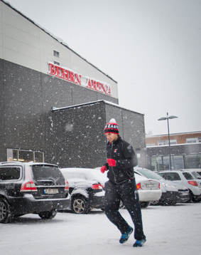 Örebros Martin Johansson värmer upp utanför Behrn Arena