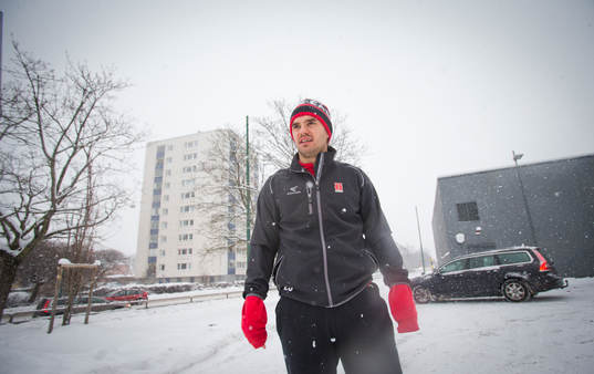 Örebros Martin Johansson värmer upp utanför Behrn Arena