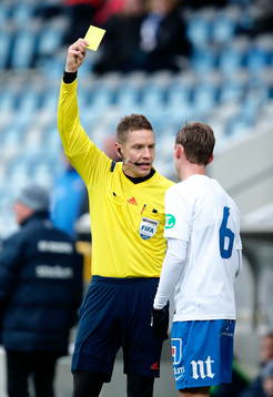 Domare Martin Ströbergsson ger gult kort till Norrköpings