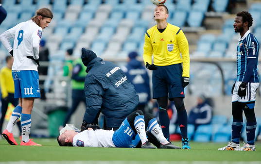 Norrköpings Arnór Ingvi Traustason och skadad Nikola