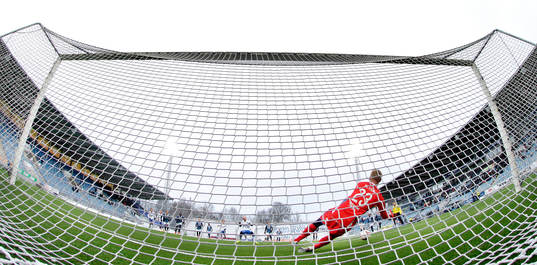 Djurgårdens målvakt Hampus Nilsson räddar staf slagen av