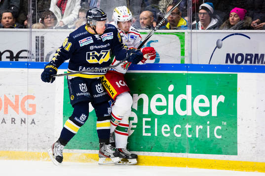 s Andreas Jämtin tacklar Modos Emil Djuse