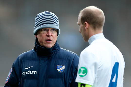 Norrköpings Andreas Johansson pratar med tränare Jan