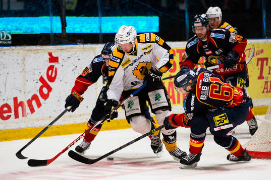 Skellefteås Tim Heed (m) i kamp om pucken med Djurgården