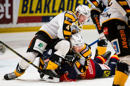 Skellefteås Tim Heed och Martin Sevc håller ner