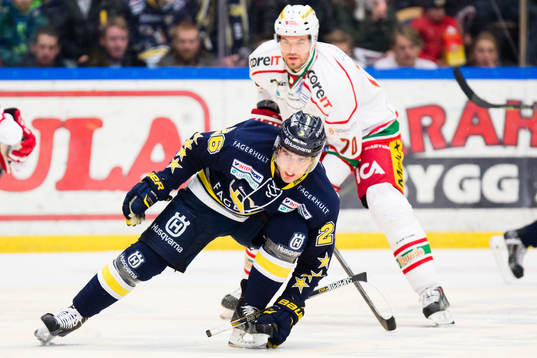 s Riley Holzapfel mot Modos Radek Smolenak