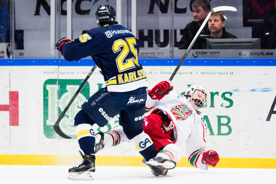 s Mattias Karlsson tacklar Modos Carl Grundström
