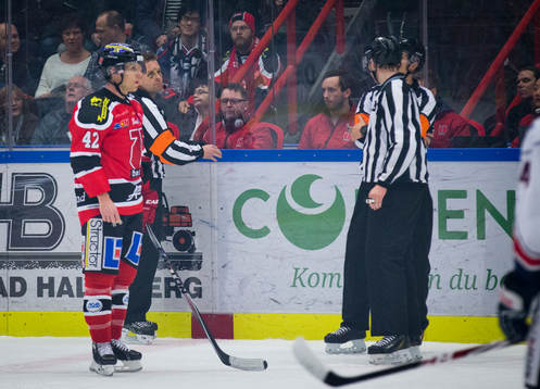 Domaren Patrik Sjöberg samtalar med Brian Willsie
