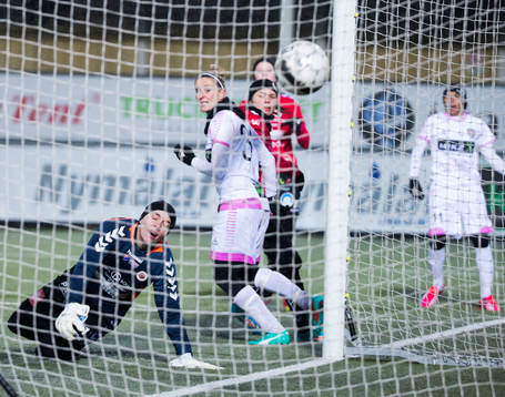 Rosengårds Marta skjuter err skott som studsar i mål