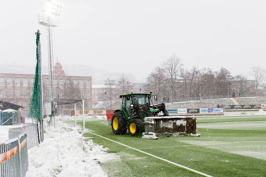 Det jobbas febrilt med att få bort snön